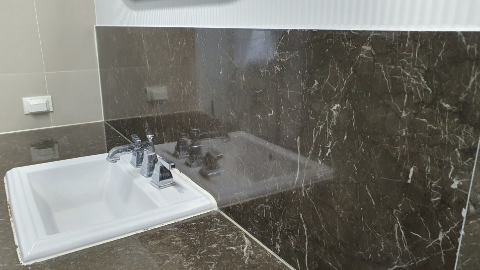 세면대 뒤 벽면 대리석 광택 복원 클로즈업