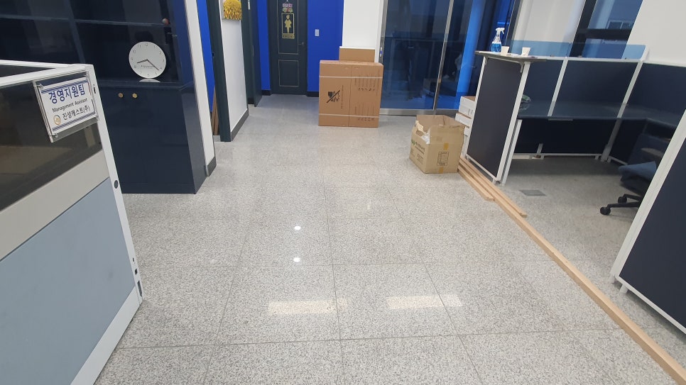 복도 바닥 시공 전 - 광택 없는 화강석