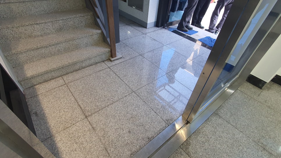 계단실 화강석 광택 완료
