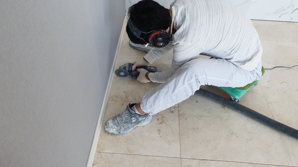 작업자가 수공구로 줄눈을 제거하는 모습