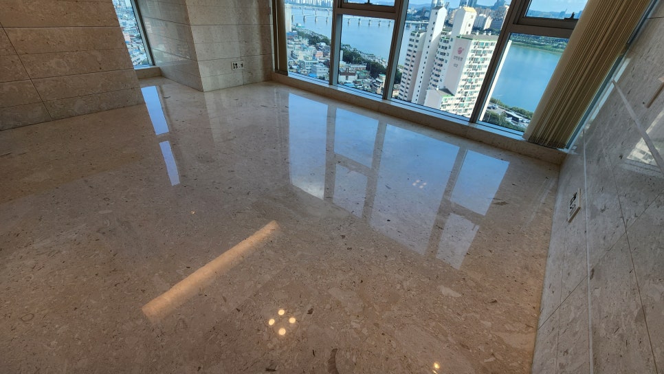 거실 바닥 광택 완료 다른 각도