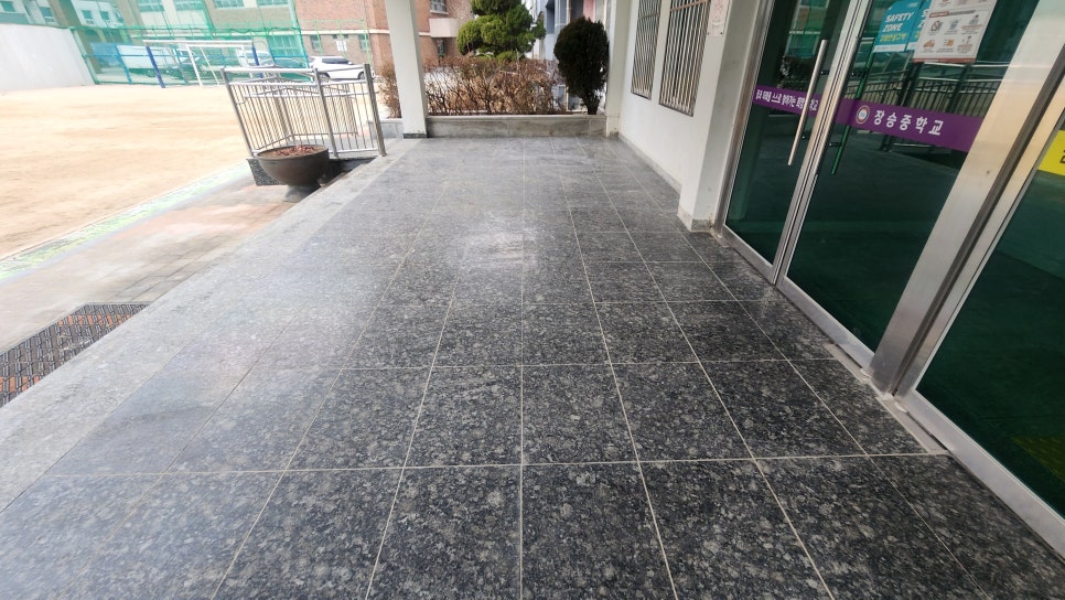 학교 출입구 매끈한 화강석 바닥 시공 전 모습