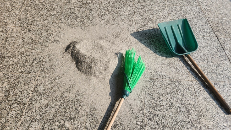 버너구이 후 바닥의 잔재물을 쓸어내는 모습