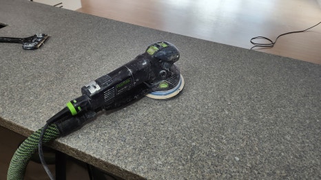 Festool 연마기로 상판 넓은 면 연마 중