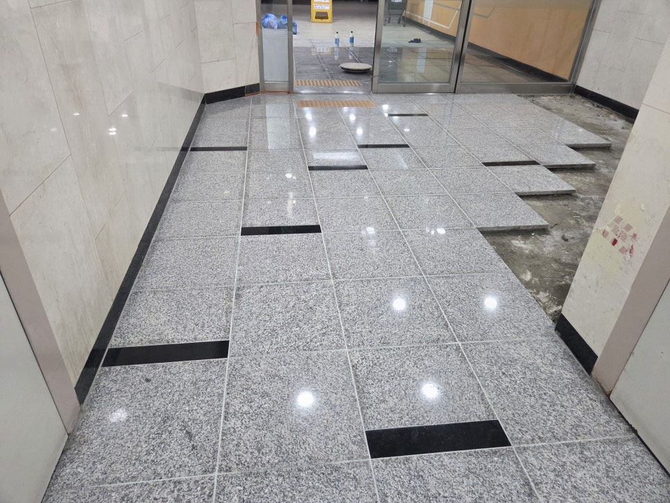 엘리베이터 홀 부근 광택 완료