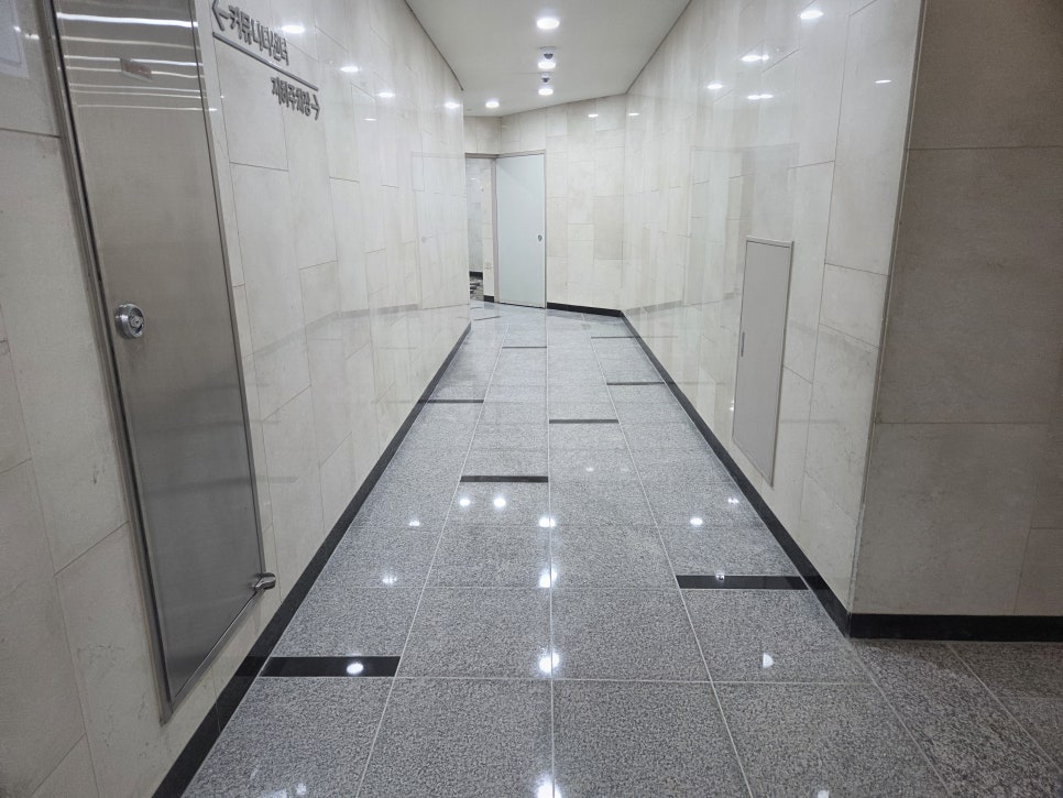 출입구 부근 광택 바닥