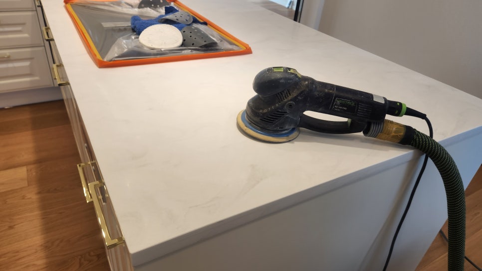 Festool 폴리셔로 상판 연마 작업 중